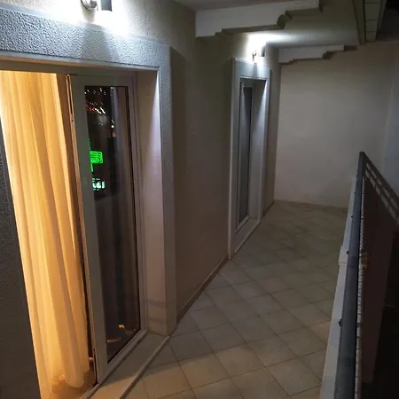 Novi Skrape U Samom Centru S Parkingom Apartamento