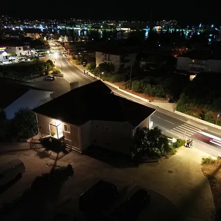 Novi Skrape U Samom Centru S Parkingom Apartamento
